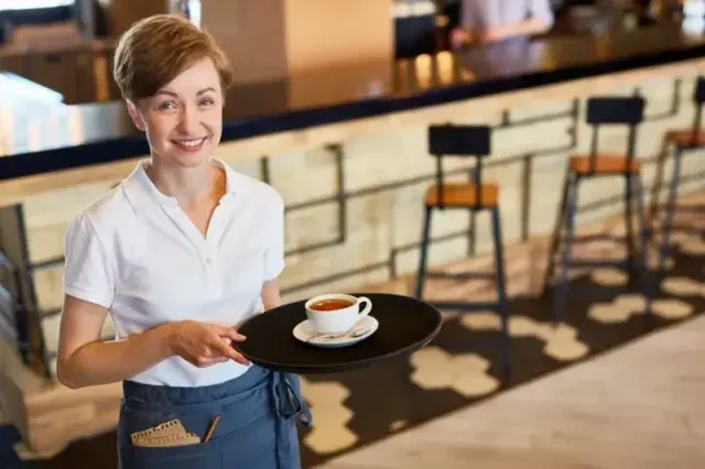 Czym różni się zapaska kelnerska od fartucha?